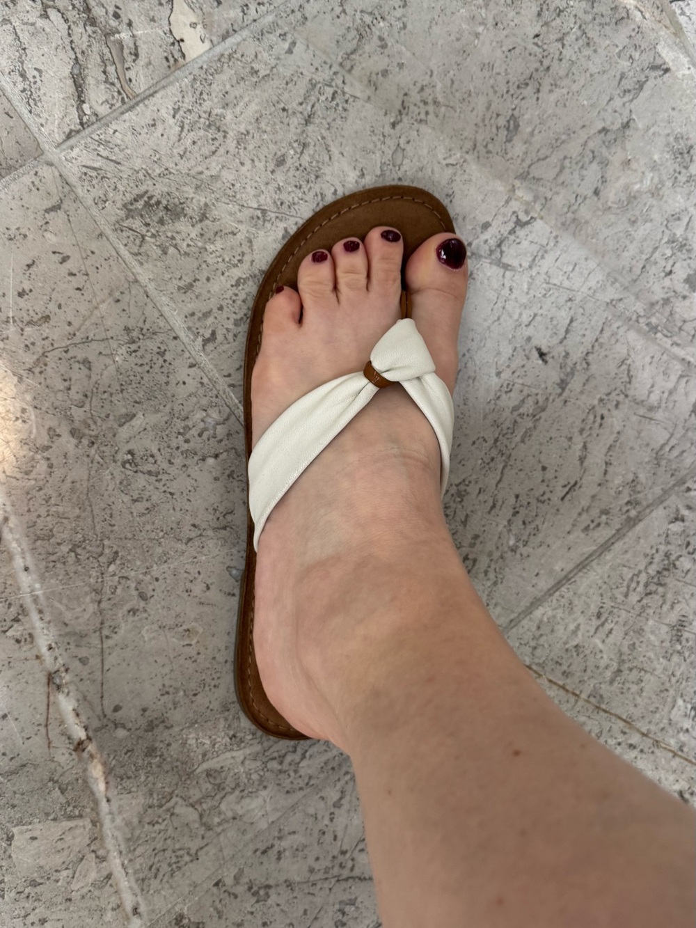 Hush Puppies White Knot Toe-Post Sandals with Brown Footbed